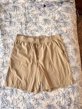 ALO Yoga Men's Athletic Shorts in Beige / khaki XL